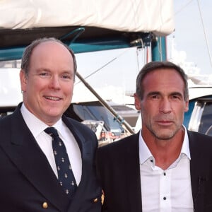 Le prince Albert II de Monaco et Mike Horn, l'aventurier, à la double nationalité suisse et sud-africaine, et ses filles Annika et Jessica, ont assisté à la présentation de sa nouvelle expédition : "Pole2Pole", à bord de son voilier Pangaea, amarré au Yacht Club de Monaco le 6 mai 2016.  © Bruno Bebert/Bestimage