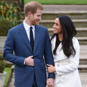 Le prince Harry et Meghan Markle posent à Kensington palace après l'annonce de leurs fiançailles, à Londres, le 27 novembre 2017.