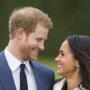 Le prince Harry et Meghan Markle posent à Kensington palace après l'annonce de leurs fiançailles, à Londres, le 27 novembre 2017.