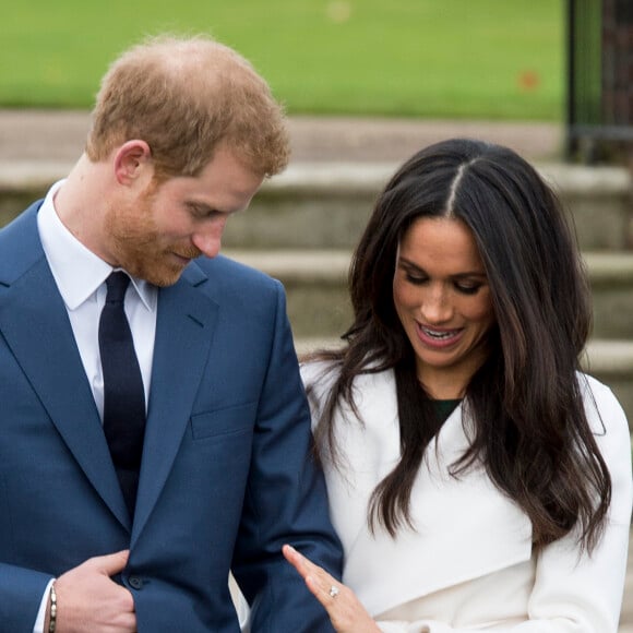 Le prince Harry et Meghan Markle posent à Kensington palace après l'annonce de leurs fiançailles, à Londres, le 27 novembre 2017.