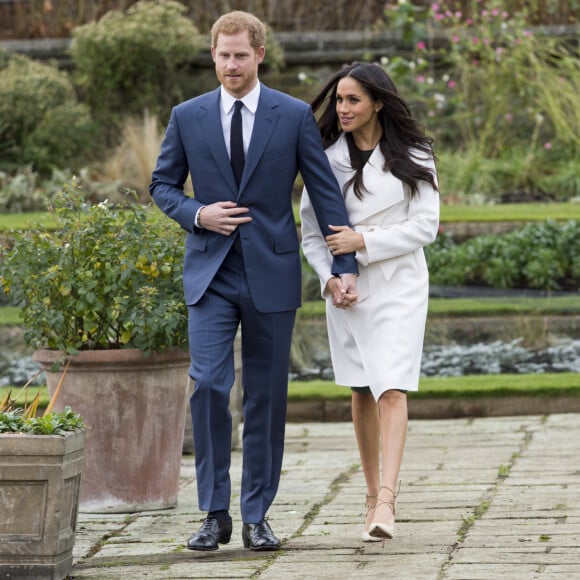 Le prince Harry et Meghan Markle posent à Kensington palace après l'annonce de leurs fiançailles, à Londres, le 27 novembre 2017.