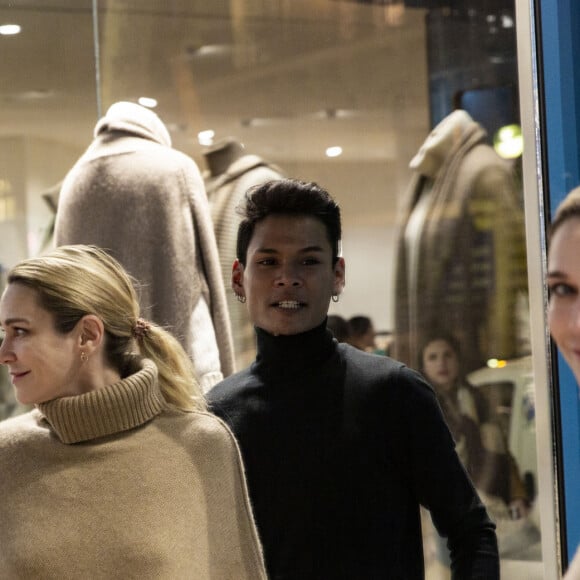 Exclusif - Marie-Josée Croze lors de l'inauguration de la boutique flagship "Kujten" (marque française spécialisée dans le cachemire), située avenue Victor Hugo à Paris, le 27 novembre 2019. © Jack Tribeca/Bestimage