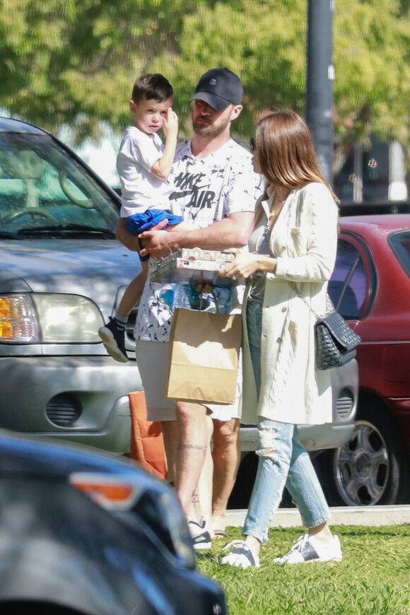 Exclusif - Justin Timberlake et sa femme Jessica Biel sont allés soutenir leur fils Silas Randall Timberlake à son entrainement de baseball à Los Angeles. Kimberly Biel, la mère de Jessica est de la partie! La petite famille rencontre T. Seymour avant de quitter le parc, le 29 octobre 2019