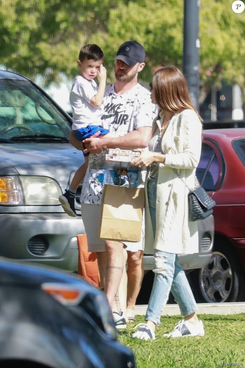 Exclusif - Justin Timberlake et sa femme Jessica Biel sont allés soutenir leur fils Silas Randall Timberlake à son entrainement de baseball à Los Angeles. Kimberly Biel, la mère de Jessica est de la partie! La petite famille rencontre T. Seymour avant de quitter le parc, le 29 octobre 2019