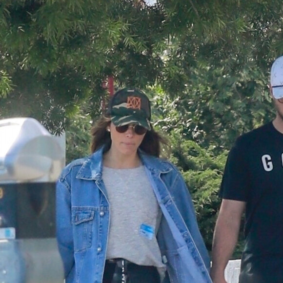 Exclusif - Justin Timberlake et sa femme Jessica Biel se baladent main dans la main après avoir déjeuné en amoureux dans les rues de Los Feliz à Los Angeles, le 20 mai 2019