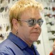 Elton John fait du shopping à Saint-Tropez, le 21 août 2008.
