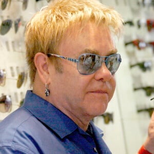 Elton John fait du shopping à Saint-Tropez, le 21 août 2008.