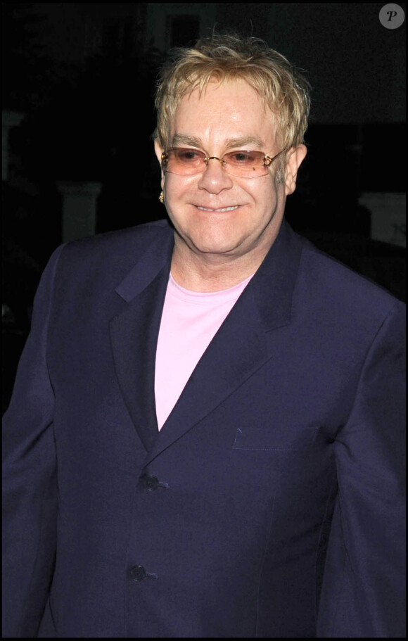 Elton John arrive aux fiançailles d'Uma Thurman et Arpad Busson, Londres. Le 1er juillet 2008.