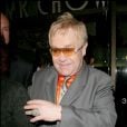  Elton John est allé dîner chez Mr Chow, Los Angeles, le 16 avril 2008. 