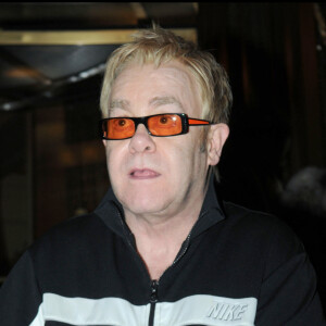 Elton John arrive à son hôtel, New York. Le 9 avril 2008.