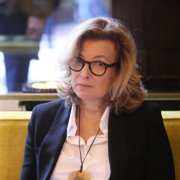 Valérie Trierweiler - Jean-Paul Dubois remporte le prix Goncourt pour son livre "Tous les hommes n'habitent pas le monde de la même façon" au restaurant Drouant à Paris le 4 novembre 2019. © Jonathan Rebboah/Panoramic/Bestimage