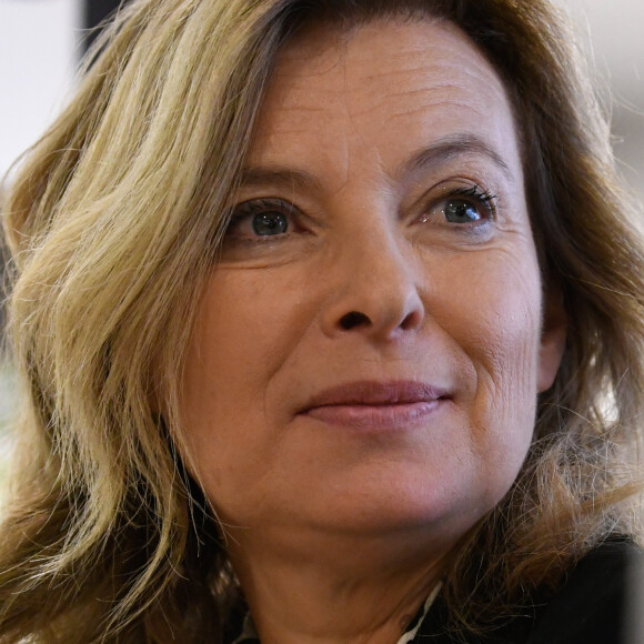 La journaliste Valérie Trierweiler dédicace son nouveau livre "On se donne des nouvelles" à la librairie Filigranes à Bruxelles, Belgique, le 2 octobre 2019.