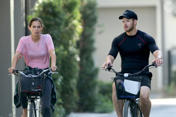 Exclusif - Kellan Lutz et sa compagne Brittany Gonzales se promènenet à vélo à Los Angeles le 23 août 2018
