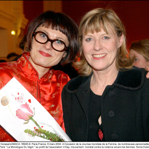 Sonia Dubois et Chantal Ladesou - Théâtre de Paris. Le 8 mars 2004. ©Giancarlo Gorassini/ABACA.