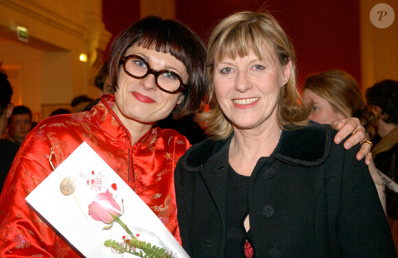 Sonia Dubois et Chantal Ladesou - Théâtre de Paris. Le 8 mars 2004. ©Giancarlo Gorassini/ABACA.
