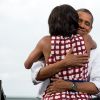 Le president Barack Obama enlace sa femme Michelle a Davenport le 15 Aout 2012.