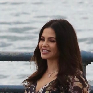 Jenna Dewan enceinte fait une interview pour "Entertainment Tonight" sur le Santa Monica Pier à Los Angeles, le 19 novembre 2019.