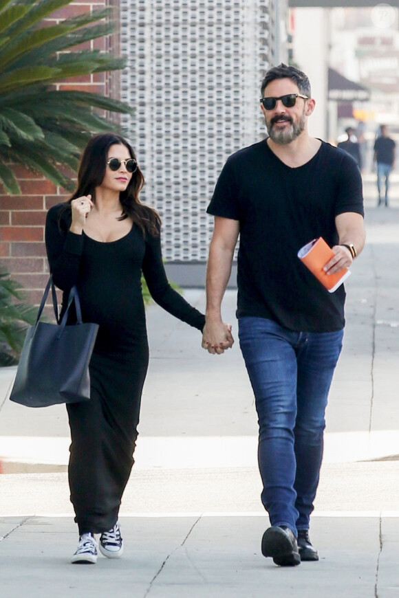 Exclusif - Jenna Dewan, enceinte, et son compagnon Steve Kazee à la sortie d'un cabinet médical à Los Angeles, le 6 novembre 2019.