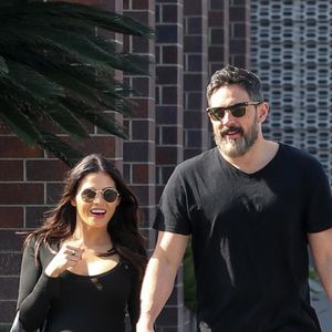 Exclusif - Jenna Dewan, enceinte, et son compagnon Steve Kazee à la sortie d'un cabinet médical à Los Angeles, le 6 novembre 2019.