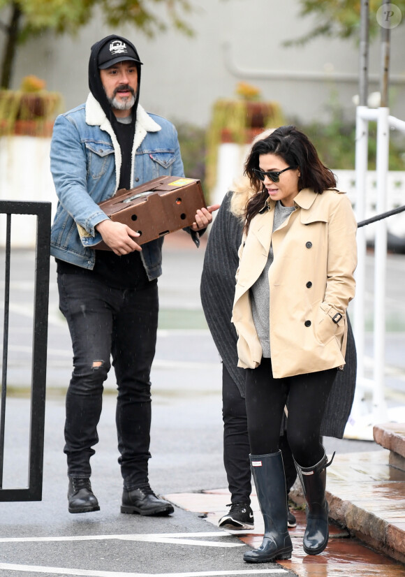 Exclusif - Jenna Dewan, enceinte, et son compagnon Steve Kazee se promènent dans les rues de Los Angeles, le 4 décembre 2019.