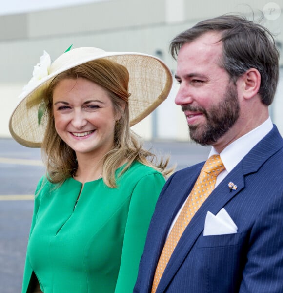 Le prince Guillaume de Luxembourg et la comtesse Stéphanie de Lannoy à l'aéroport de Luxembourg attendent l'arrivée du couple royal des Pays-Bas. Le 23 mai 2018
