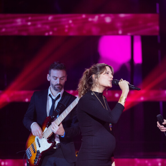 Julien Clerc et sa fille Vanille Clerc qui fait sa première apparation en publique enceinte - Deuxième jour de la 33ème édition du Téléthon au Parc de la Villette à Paris le 7 décembre 2019.  © Tiziano Da Silva/Bestimage
