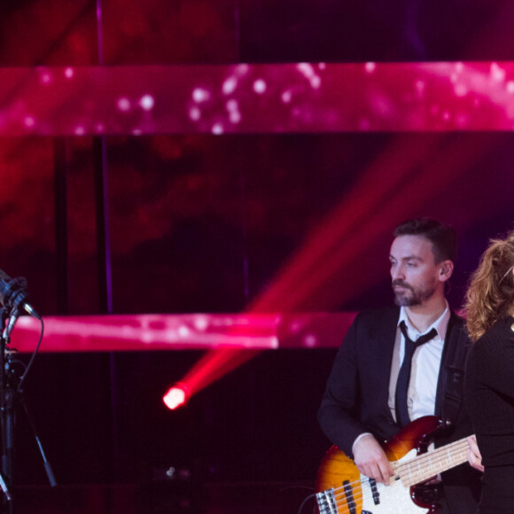 Julien Clerc et sa fille Vanille Clerc qui fait sa première apparation en publique enceinte - Deuxième jour de la 33ème édition du Téléthon au Parc de la Villette à Paris le 7 décembre 2019. © Tiziano Da Silva/Bestimage