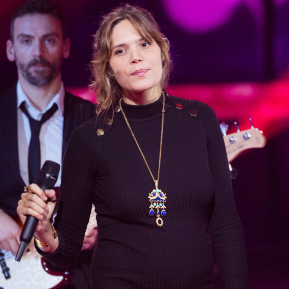 Julien Clerc et sa fille Vanille Clerc qui fait sa première apparation en publique enceinte - Deuxième jour de la 33ème édition du Téléthon au Parc de la Villette à Paris le 7 décembre 2019. Le compteur de la 33ème édition du Téléthon a atteint 74,6 millions d'euros dimanche 8 décembre, en hausse par rapport à l'édition 2018 où l'événement caritatif avait été bousculé par la mobilisation des "gilets jaunes". © Tiziano Da Silva/Bestimage