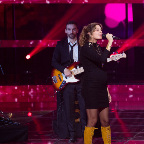 Julien Clerc et sa fille Vanille Clerc qui fait sa première apparation en publique enceinte - Deuxième jour de la 33ème édition du Téléthon au Parc de la Villette à Paris le 7 décembre 2019. Le compteur de la 33ème édition du Téléthon a atteint 74,6 millions d'euros dimanche 8 décembre, en hausse par rapport à l'édition 2018 où l'événement caritatif avait été bousculé par la mobilisation des "gilets jaunes". © Tiziano Da Silva/Bestimage