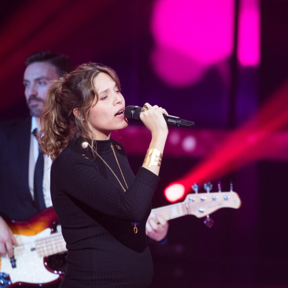 Julien Clerc et sa fille Vanille Clerc qui fait sa première apparation en publique enceinte - Deuxième jour de la 33ème édition du Téléthon au Parc de la Villette à Paris le 7 décembre 2019. Le compteur de la 33ème édition du Téléthon a atteint 74,6 millions d'euros dimanche 8 décembre, en hausse par rapport à l'édition 2018 où l'événement caritatif avait été bousculé par la mobilisation des "gilets jaunes". © Tiziano Da Silva/Bestimage