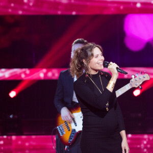 Julien Clerc et sa fille Vanille Clerc qui fait sa première apparation en publique enceinte - Deuxième jour de la 33ème édition du Téléthon au Parc de la Villette à Paris le 7 décembre 2019. Le compteur de la 33ème édition du Téléthon a atteint 74,6 millions d'euros dimanche 8 décembre, en hausse par rapport à l'édition 2018 où l'événement caritatif avait été bousculé par la mobilisation des "gilets jaunes". © Tiziano Da Silva/Bestimage