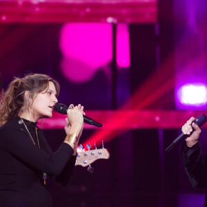 Julien Clerc et sa fille Vanille Clerc qui fait sa première apparation en publique enceinte - Deuxième jour de la 33ème édition du Téléthon au Parc de la Villette à Paris le 7 décembre 2019. Le compteur de la 33ème édition du Téléthon a atteint 74,6 millions d'euros dimanche 8 décembre, en hausse par rapport à l'édition 2018 où l'événement caritatif avait été bousculé par la mobilisation des "gilets jaunes". © Tiziano Da Silva/Bestimage