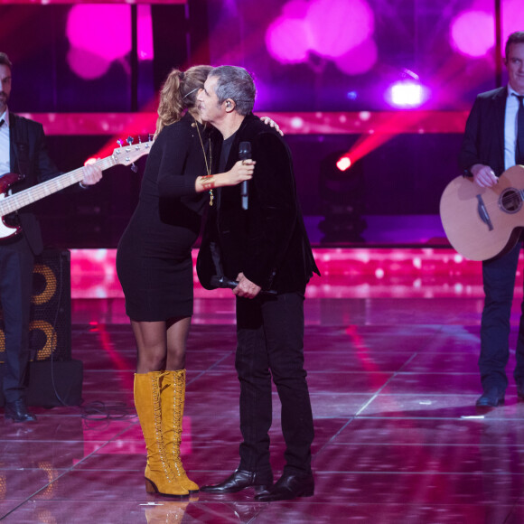 Julien Clerc et sa fille Vanille Clerc qui fait sa première apparation en publique enceinte - Deuxième jour de la 33ème édition du Téléthon au Parc de la Villette à Paris le 7 décembre 2019. Le compteur de la 33ème édition du Téléthon a atteint 74,6 millions d'euros dimanche 8 décembre, en hausse par rapport à l'édition 2018 où l'événement caritatif avait été bousculé par la mobilisation des "gilets jaunes". © Tiziano Da Silva/Bestimage