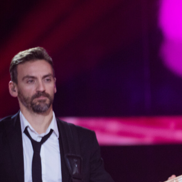 Julien Clerc et sa fille Vanille Clerc qui fait sa première apparation en publique enceinte - Deuxième jour de la 33ème édition du Téléthon au Parc de la Villette à Paris le 7 décembre 2019. Le compteur de la 33ème édition du Téléthon a atteint 74,6 millions d'euros dimanche 8 décembre, en hausse par rapport à l'édition 2018 où l'événement caritatif avait été bousculé par la mobilisation des "gilets jaunes". © Tiziano Da Silva/Bestimage