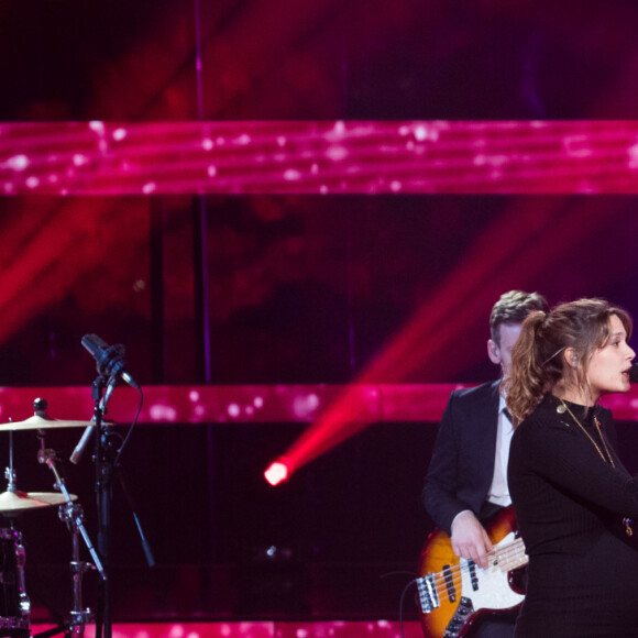 Julien Clerc et sa fille Vanille Clerc qui fait sa première apparation en publique enceinte - Deuxième jour de la 33ème édition du Téléthon au Parc de la Villette à Paris le 7 décembre 2019. Le compteur de la 33ème édition du Téléthon a atteint 74,6 millions d'euros dimanche 8 décembre, en hausse par rapport à l'édition 2018 où l'événement caritatif avait été bousculé par la mobilisation des "gilets jaunes". © Tiziano Da Silva/Bestimage