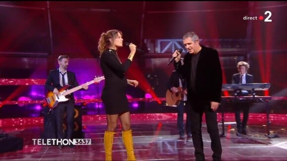 Julien Clerc en duo avec sa fille Vanille, enceinte de son premier enfant lors du Téléthon 2019 diffusée sur France 2. Ils ont interprété en live son titre "Fais-moi une place" le 7 décembre 2019.