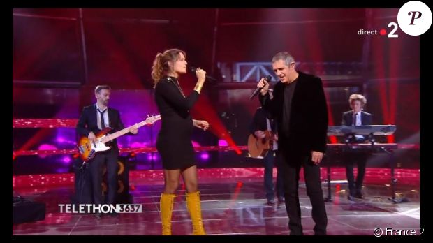 Julien Clerc en duo avec sa fille Vanille, enceinte de son premier enfant lors du Téléthon 2019 diffusée sur France 2. Ils ont interprété en live son titre &quot;Fais-moi une place&quot; le 7 décembre 2019.