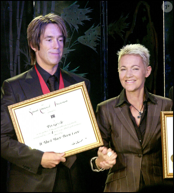 Marie Fredriksson et Per Gessle reçoivent un prix lors des BMI Awards pour leur chanson "It Must Have Been Love". Londres. Le 29 novembre 2005.
