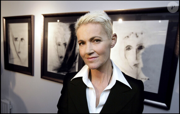Marie Fredriksson expose ses dessins dans une galerie. Stockholm. Le 20 octobre 2005.
