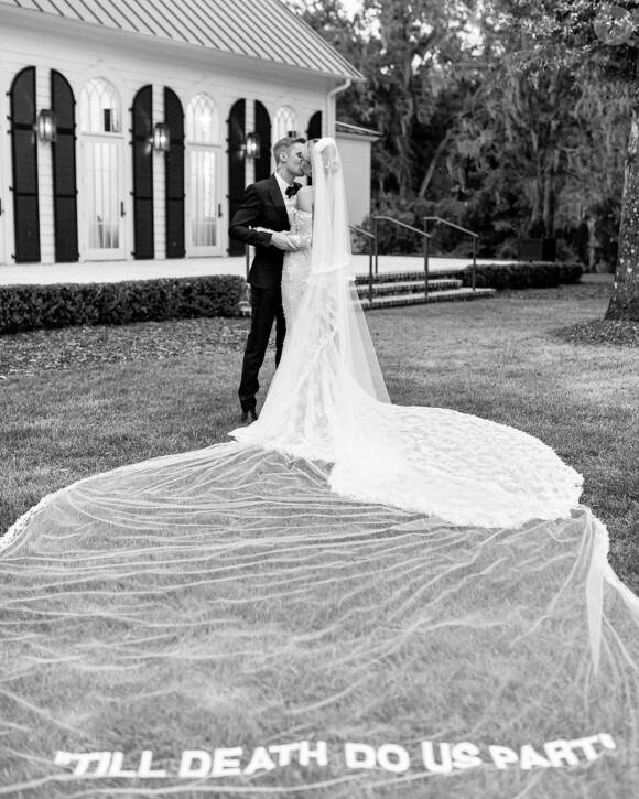 Pour son mariage avec Justin Bieber, le 30 septembre 2019, Hailey Baldwin portait une robe Off-White™ brodée de la phrase "Jusqu'à ce que la mort nous sépare".