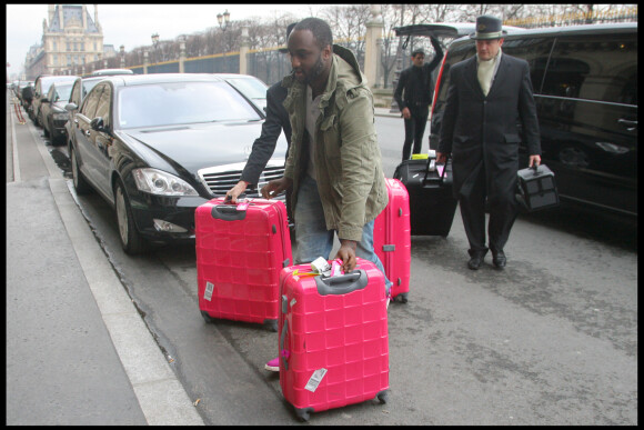 Virgil Abloh s'occupe des valises de Kanye West et Amber Rose à leur arrivée à l'hôtel Le Meurice. Paris, le 21 janvier 2010. ©BORDENAVE-MOREAU