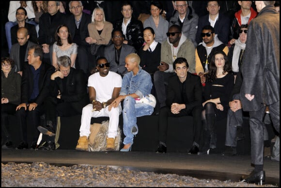 Kanye West, Amber Rose, Virgil Abloh et Don C (deuxième rang, lunettes de soleil) au défilé Dior Homme à Paris. Le 23 janvier 2010.