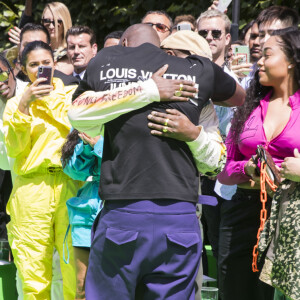 Le styliste Virgil Abloh et Kanye West s'embrassent à l'issue du défilé de mode homme printemps-été 2019 "Louis Vuitton" à Paris. Le 21 juin 2018 © Olivier Borde / Bestimage
