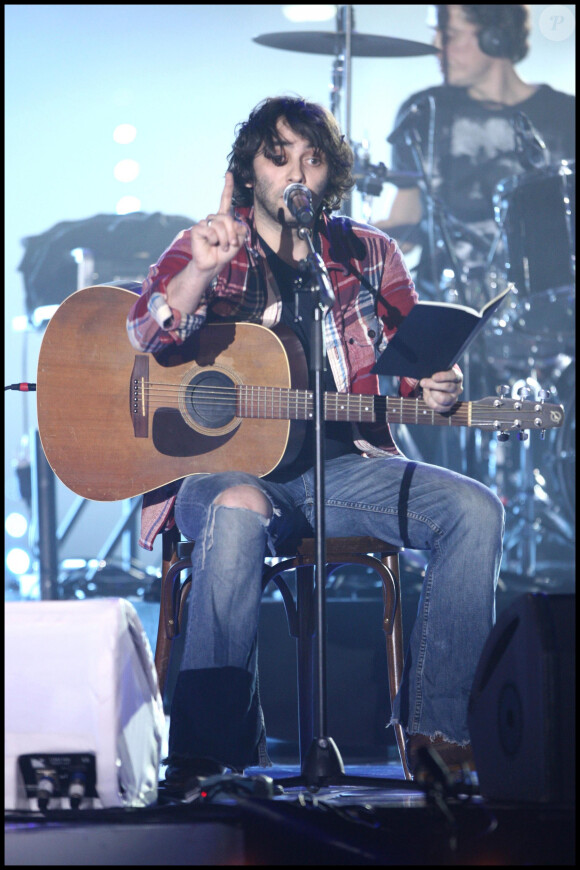 Damien Saez aux Victoires de la Musique au Zénith de Paris le 28 février 2009.