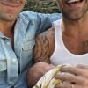 Ricky Martin et son mari Jwan Yosef posent avec leur bébé, sur Instagram, le 29 octobre 2019.