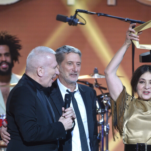 Exclusif - Jean-Paul Gaultier, Antoine de Caunes et Catherine Ringer (Olympia Award d'honneur) lors de la cérémonie de la 1ère édition des "Olympia Awards" (cérémonie récompensant des artistes de la musique et de l'humour, présentée par A. de Caunes) à l'Olympia. Paris, le 11 décembre 2019. © Gorassini-Tribeca/Bestimage