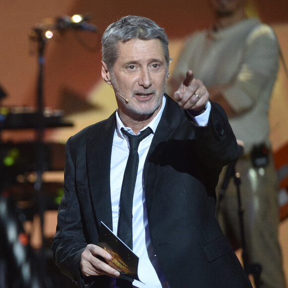 Exclusif - Jean-Paul Gaultier et Antoine de Caunes lors de la cérémonie de la 1ère édition des "Olympia Awards" (cérémonie récompensant des artistes de la musique et de l'humour, présentée par A. de Caunes) à l'Olympia. Paris, le 11 décembre 2019. © Gorassini-Tribeca/Bestimage