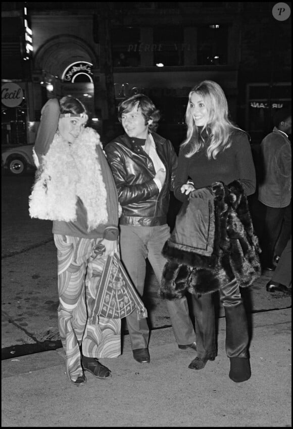 Roman Polanski Sharon Tate et Mia Farrow à Paris pour assister au concert de Frank Zappa en 1968.