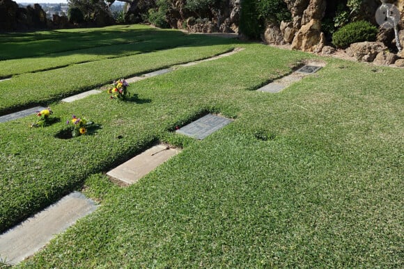 Photos de la tombe de Sharon Tate et de son enfant Paul Richard Polanski dans la cimetière Sainte-Croix à Culver en Californie. Sharon Tate a été assassiné par la 'Manson Family' alors qu'elle était enceinte de 8 mois, le 9 août 1969. La tombe de ces derniers a été photographié au lendemain de la mort de Charles Manson.