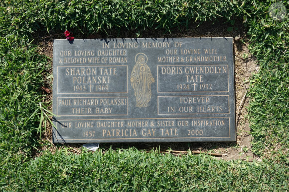 Photos de la tombe de Sharon Tate et de son enfant Paul Richard Polanski dans la cimetière Sainte-Croix à Culver en Californie. Sharon Tate a été assassiné par la 'Manson Family' alors qu'elle était enceinte de 8 mois, le 9 août 1969. La tombe de ces derniers a été photographié au lendemain de la mort de Charles Manson.